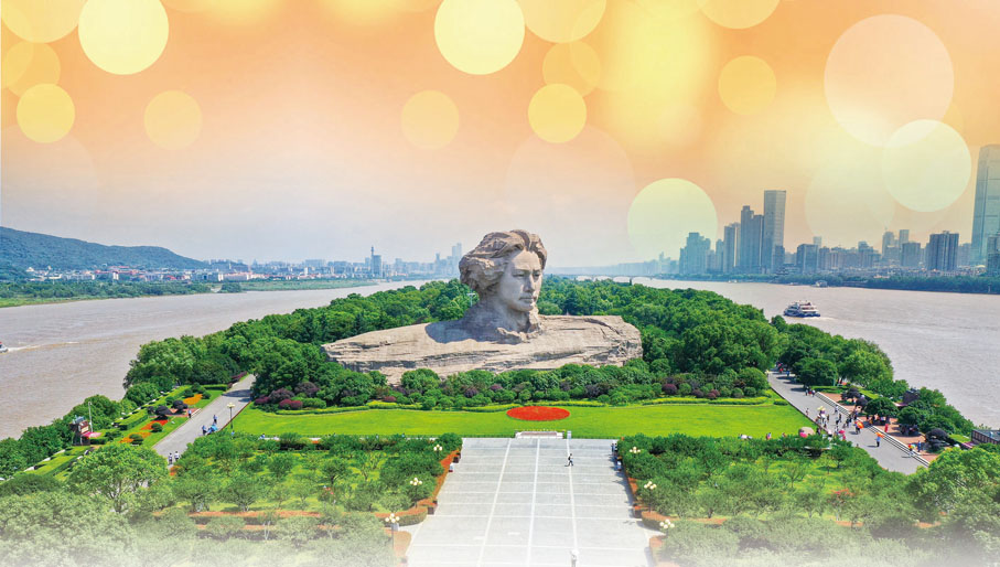 ◆ 橘子洲頭的青年毛澤東雕塑。