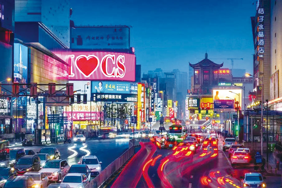 ◆ 長沙五一商圈流光溢彩的夜色。