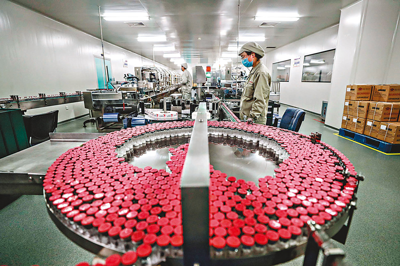 ◆ 內地一家製藥公司員工在生產車間進行藥品的生產工作。 資料圖片