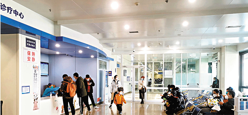 ◆北京呼吸科醫師李侗曾表示後期面臨老年群體的住院需求增加，還有一場硬仗要打。圖為12月9日北京市一家綜合醫院的候診大廳。資料圖片