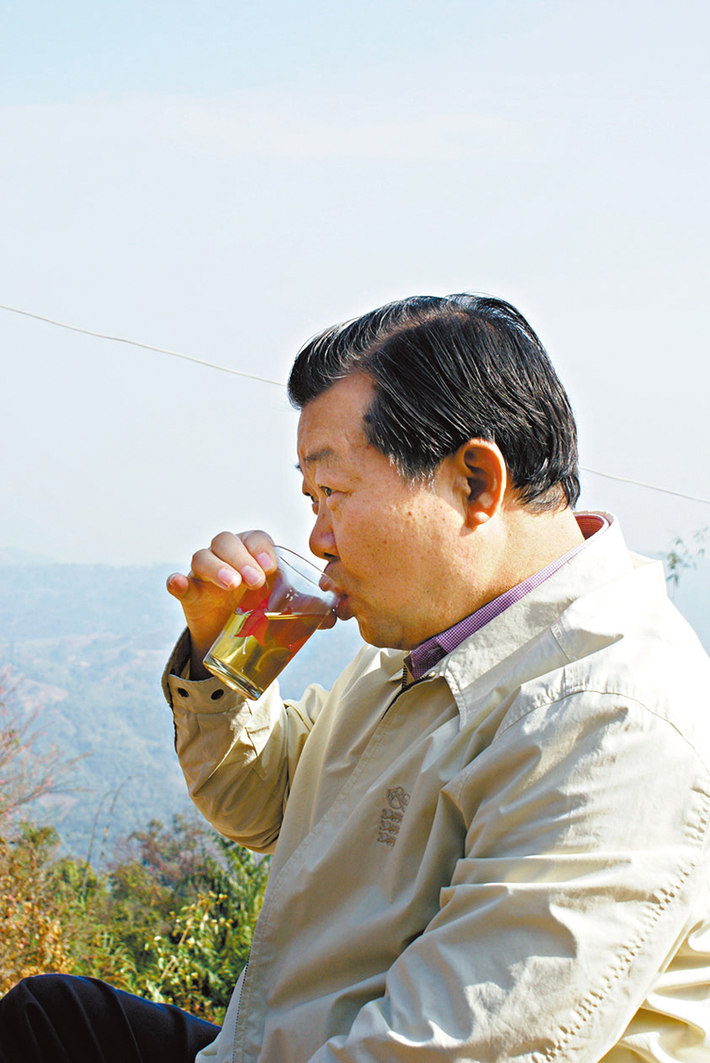 ◆作者邊喝竹筒鮮茶邊放眼遠眺。 作者供圖