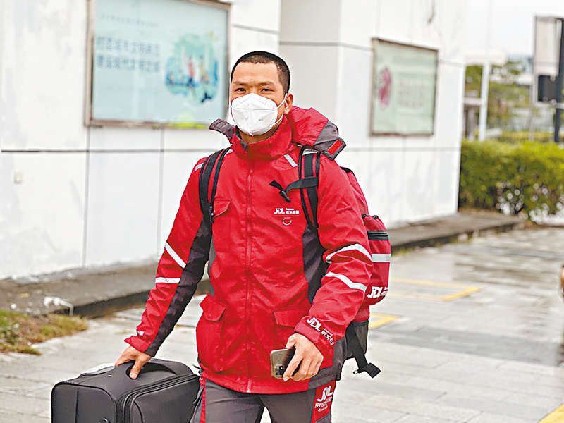 ◆京東快遞員出發中。香港文匯報廣州傳真