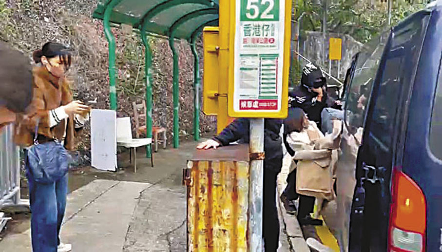 ◆女事主被歹徒抱起推入車廂。視頻截圖