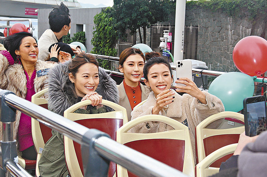 ◆蔡思貝在開篷巴士上舉起手機自拍。