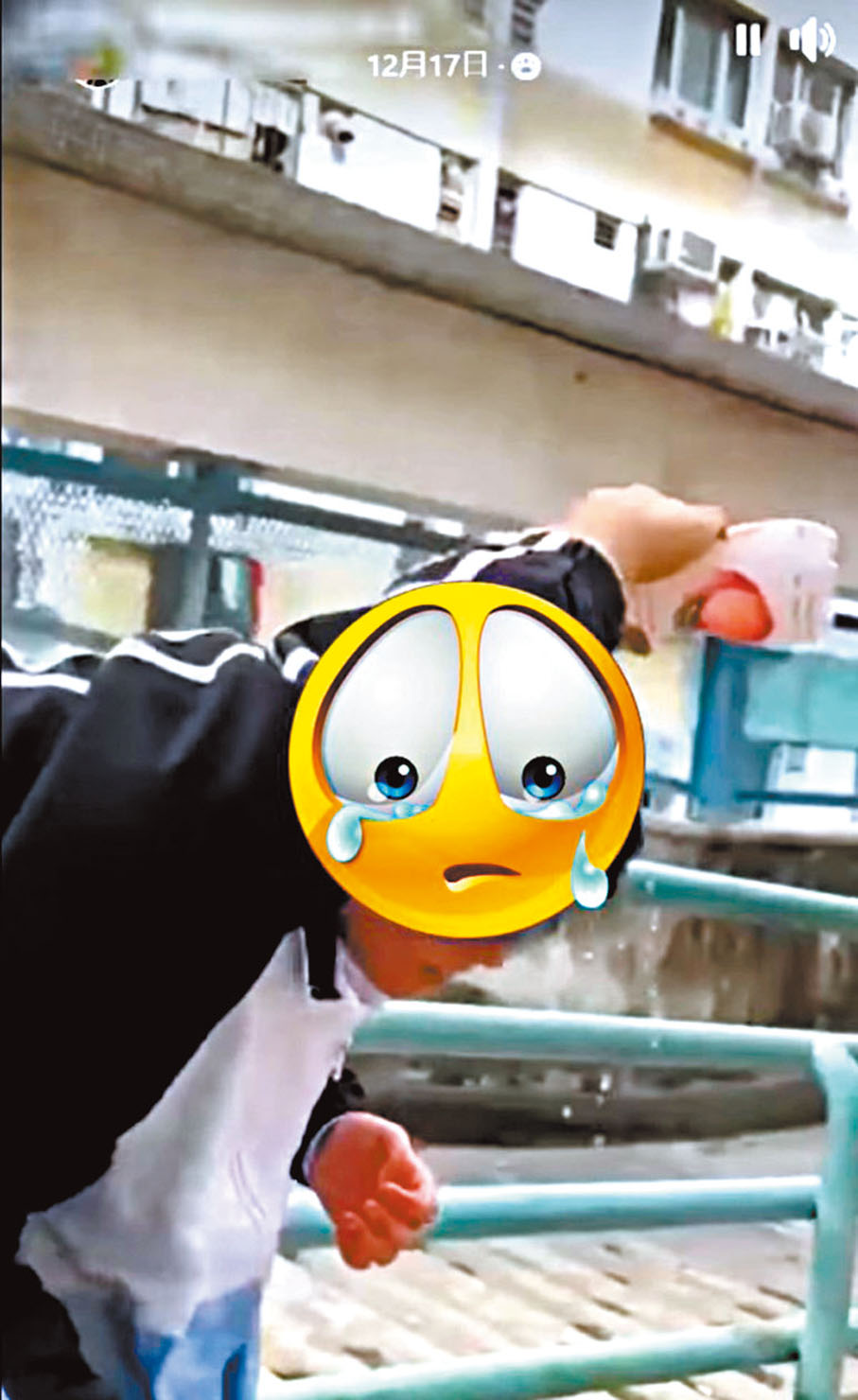 ◆欺凌者向女事主頭上淋飲料。網上截圖