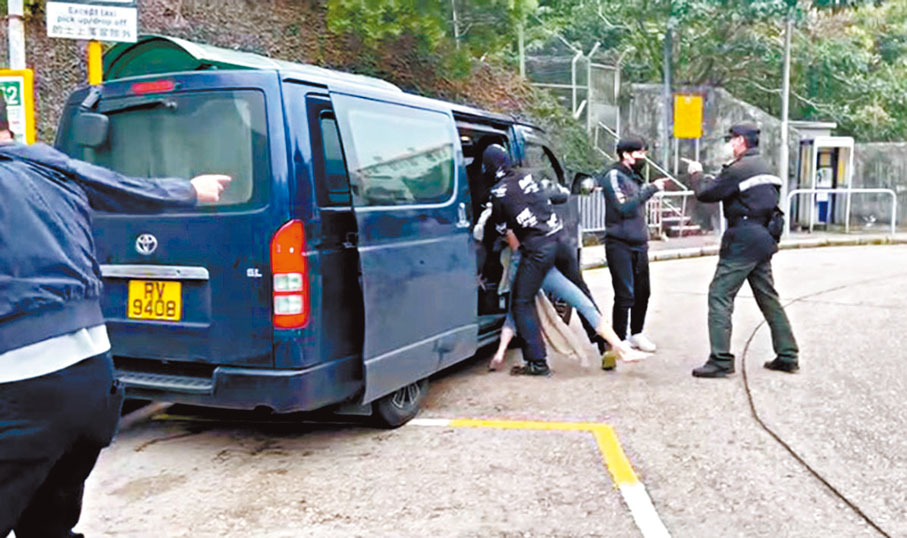 ◆女事主被歹徒抱起推入車廂後,從另一邊門逃出,但被歹徒捉住,她再被強行拉上車時有懲教署人員上前阻止。網片截圖