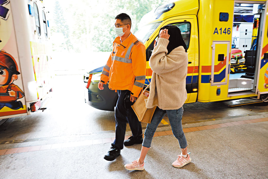 ◆女事主反抗期間身體多處受傷,由救護車送院治理。香港文匯報記者劉友光 攝