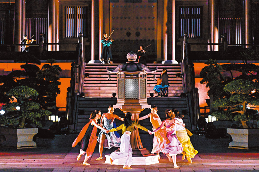 ◆《淨土．蓮Immersive實景秀》融合了音樂、舞蹈、合唱、燈光。