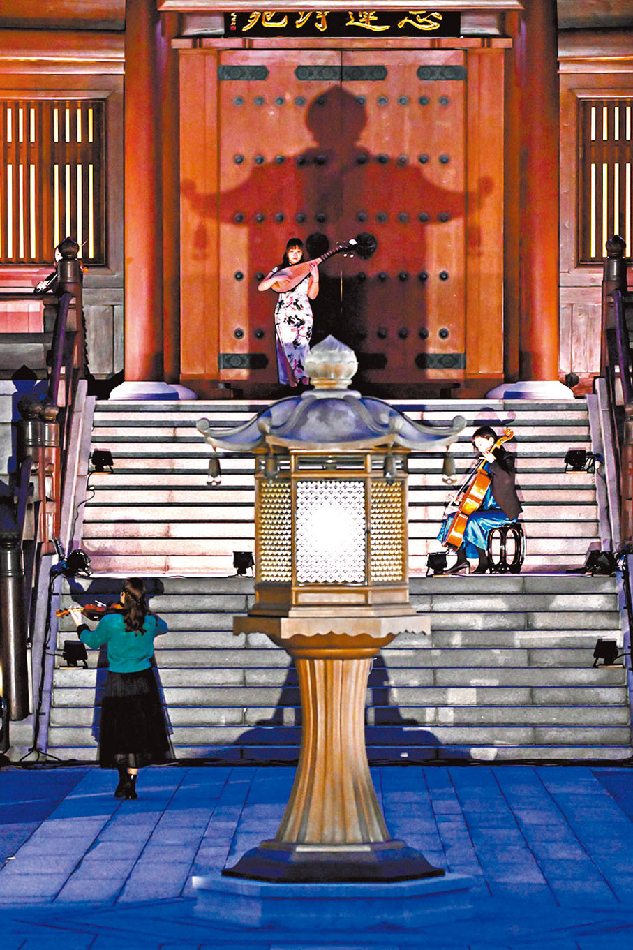 ◆《淨土 ‧ 蓮Immersive實景秀》藉由燈光營造古樸神秘的效果。