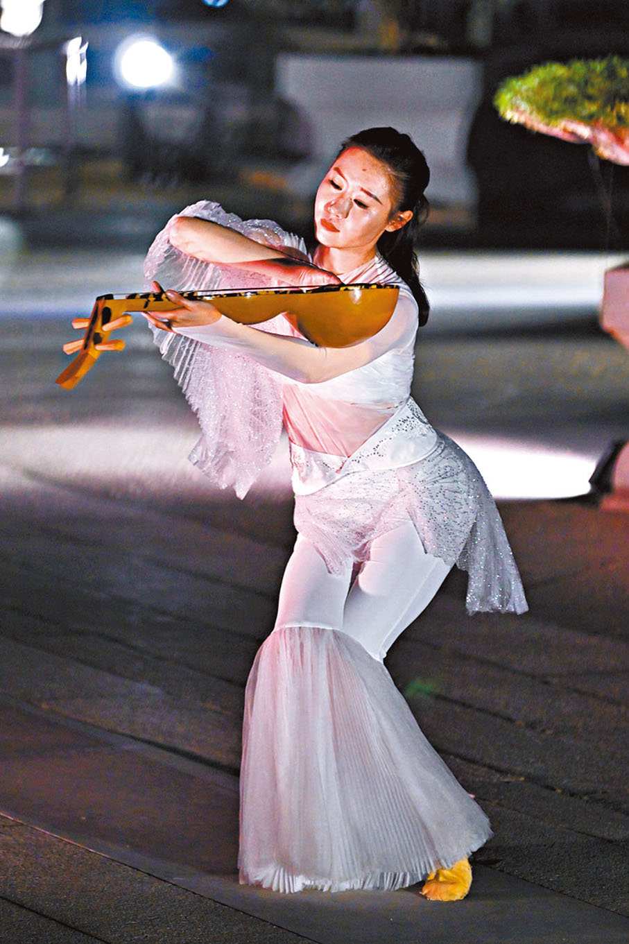 ◆青年舞蹈家陳奕寧表演反彈琵琶。