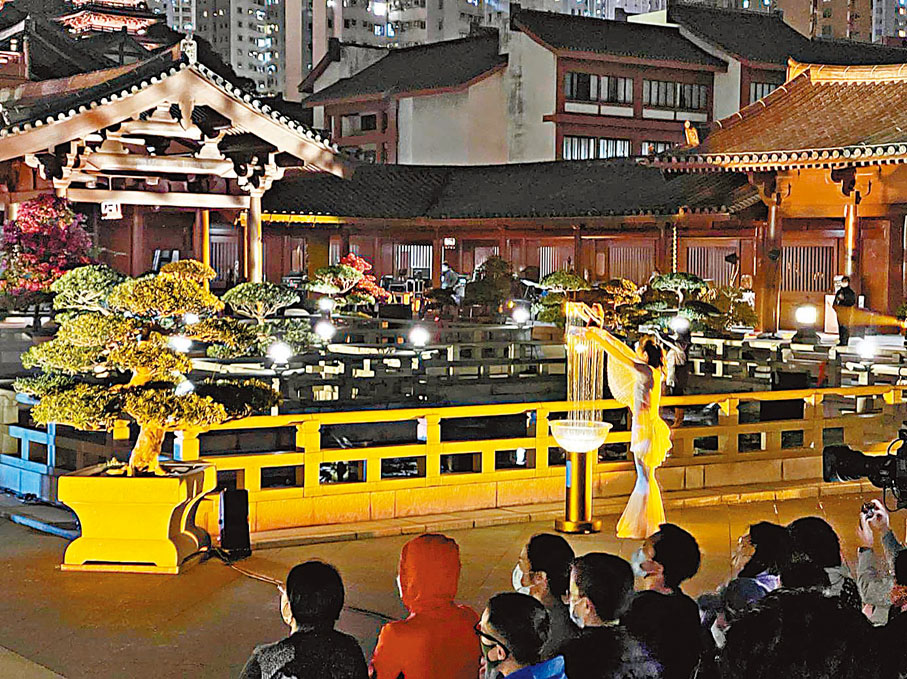 ◆音樂家用水樂器演奏。 尉瑋 攝