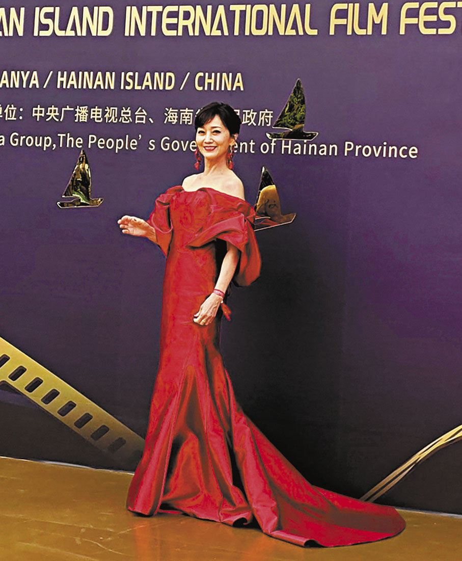 ◆趙雅芝一身紅裙十分火熱。香港文匯報記者何玫  攝