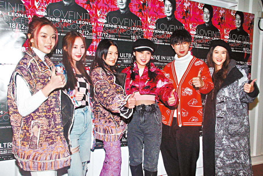 ◆ 姚焯菲（右三）等一班《聲夢》畢業生跟Vivienne Tam（右四）合照。