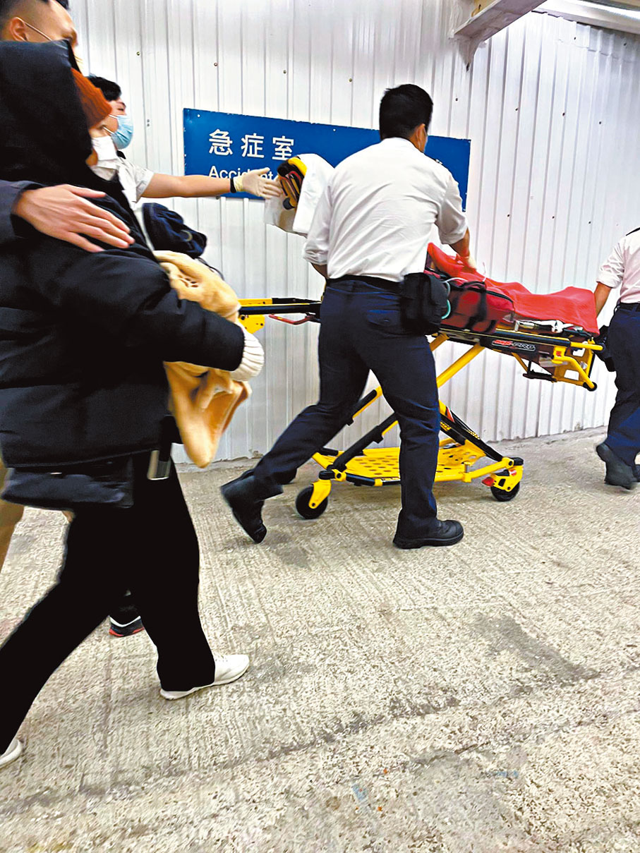 ◆聯合醫院急症室門口,救護人員緊急運送病人。香港文匯報記者張弦 攝