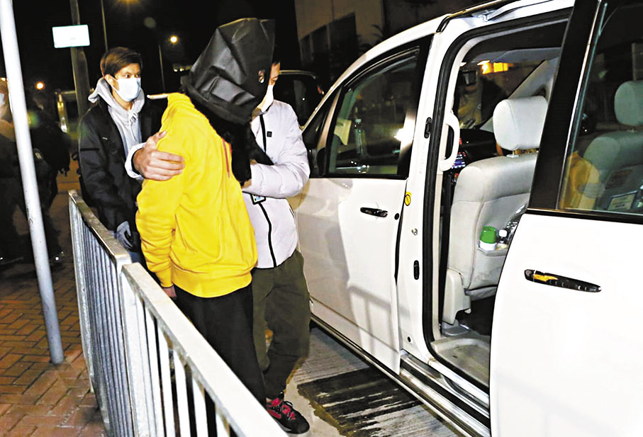 ◆探員前晚在牛頭角彩福邨拘捕涉案15歲本地男童,並檢獲約值70萬元可卡因毒品。