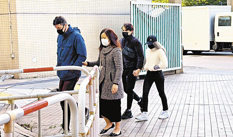 ◆14歲男童死者的家人昨晨到葵涌殮房辦理認屍手續。