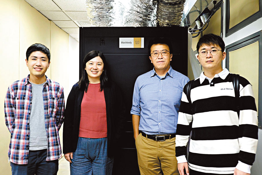 ◆港大物理學研究團隊設計及部署新型超級電腦系統。左起：關敏、戴麗心、孟子楊、盧虹宇。港大圖片