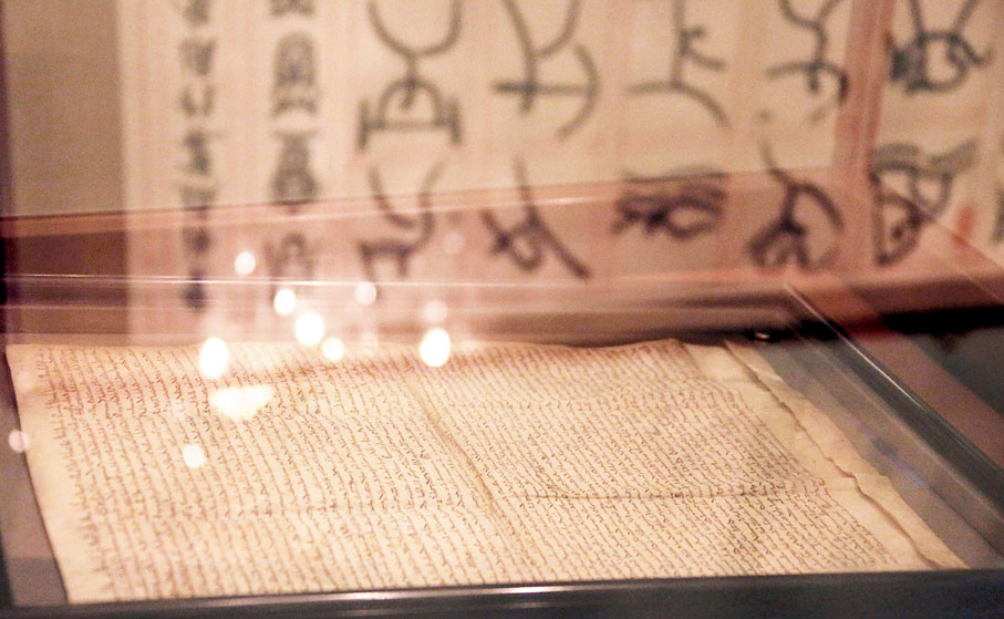 ◆ 中古時代的英文與現今的英文分別極大，沒受過訓練根本看不懂。圖為13世紀簽署的《大憲章》原件。 資料圖片