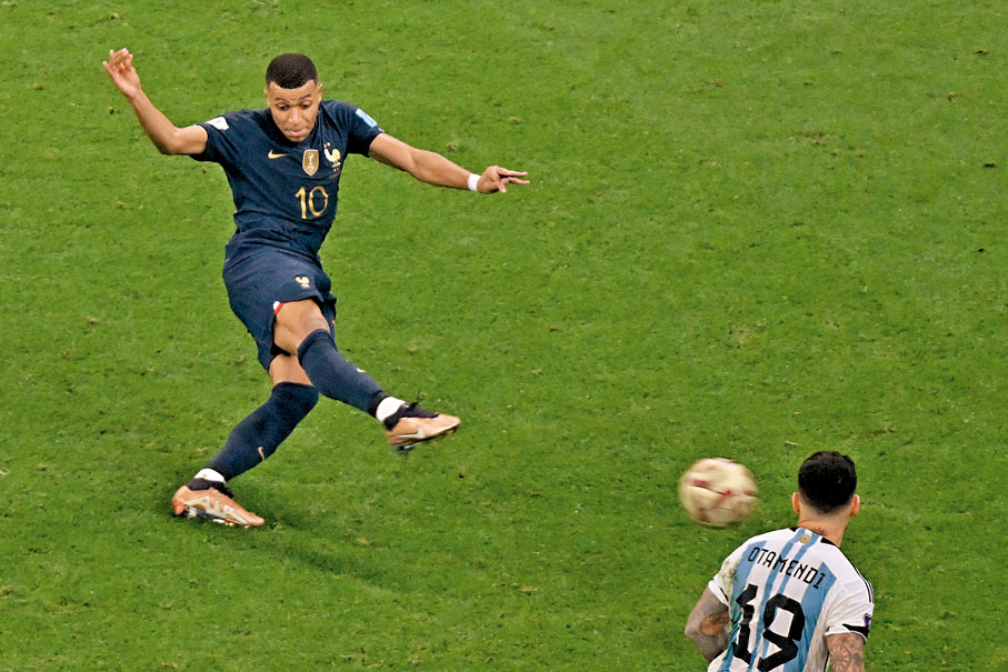 ◆麥巴比在冠軍戰大演帽子戲法。 法新社