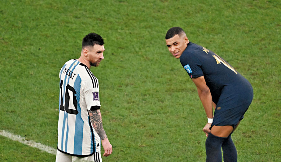 ◆兩代球王美斯（左）與麥巴比。 法新社