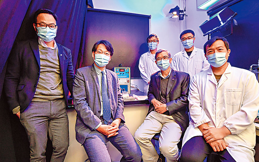 ◆ 王鑽開（左二）與研究團隊研發結構熱裝甲，破解因為「萊頓弗羅斯特效應」而帶來的液體冷卻失效難題。 