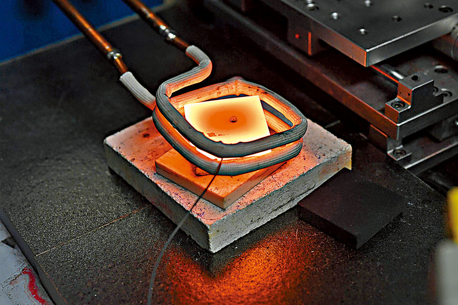 ◆ 受「萊頓弗羅斯特效應」的影響，燒紅了的超高溫表面上的水珠(紫圈示)被蒸氣層阻隔傳熱，完好無損地在表面懸浮滾動。城大片段截圖