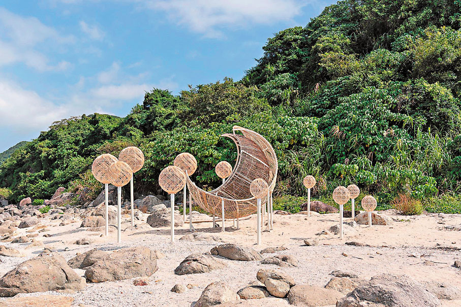 ◆位於橋咀洲的作品《日光下的月影》。