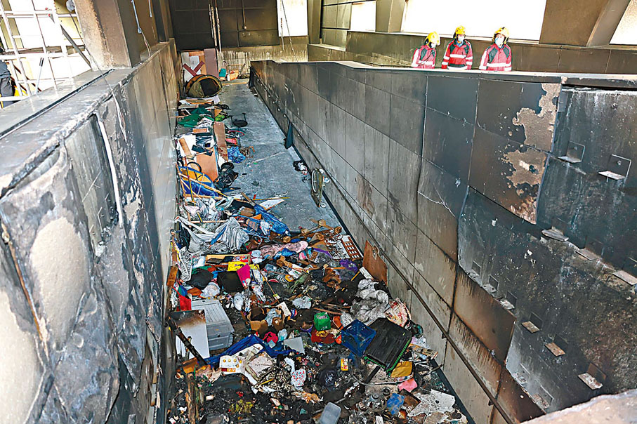 ◆行人隧道縱火案現場遺下大量露宿者物品。香港文匯報記者劉友光  攝