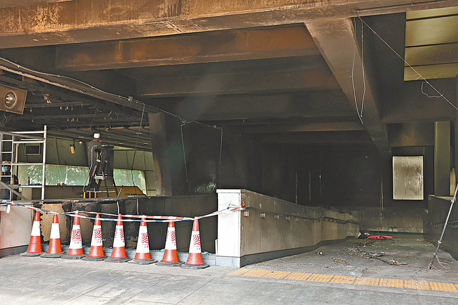 ◆縱火案中，南昌站C出口及旁邊行人隧道嚴重燻黑。香港文匯報記者劉友光  攝