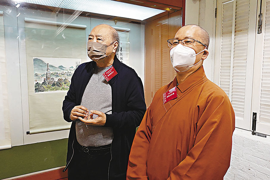 ◆寶蓮禪寺住持淨因大和尚（右）及香港大學饒宗頤學術館副館長（藝術）鄧偉雄博士