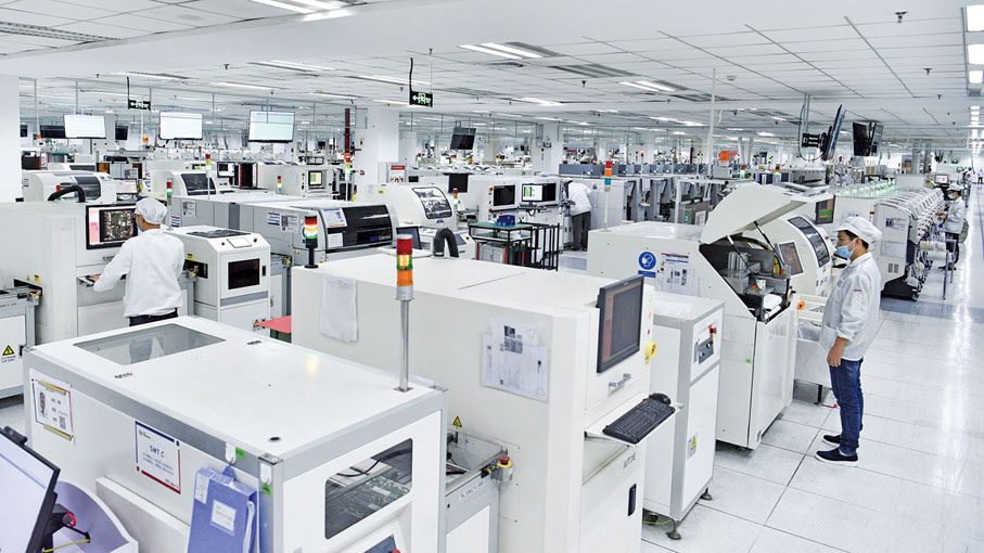 ◆ 聯寶電子（合肥）科技有限公司內，工人輔助自動化流水線生產電腦主板。溫沁 攝