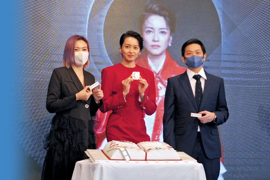 ◆粱詠琪收到蛋糕，預祝事業再創新高。