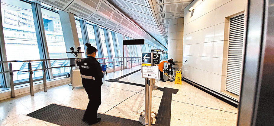 ◆高鐵西九龍站有保安及清潔人員出入。香港文匯報記者  攝