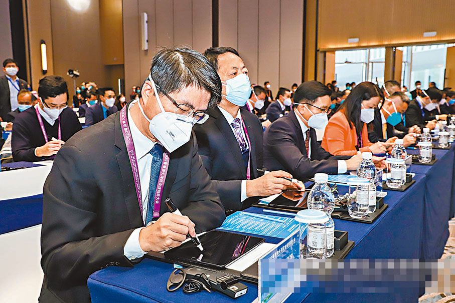 ◆大會遴選出的48個重大項目舉行現場簽約，項目總投資金額合計1,801億元。香港文匯報廣州傳真