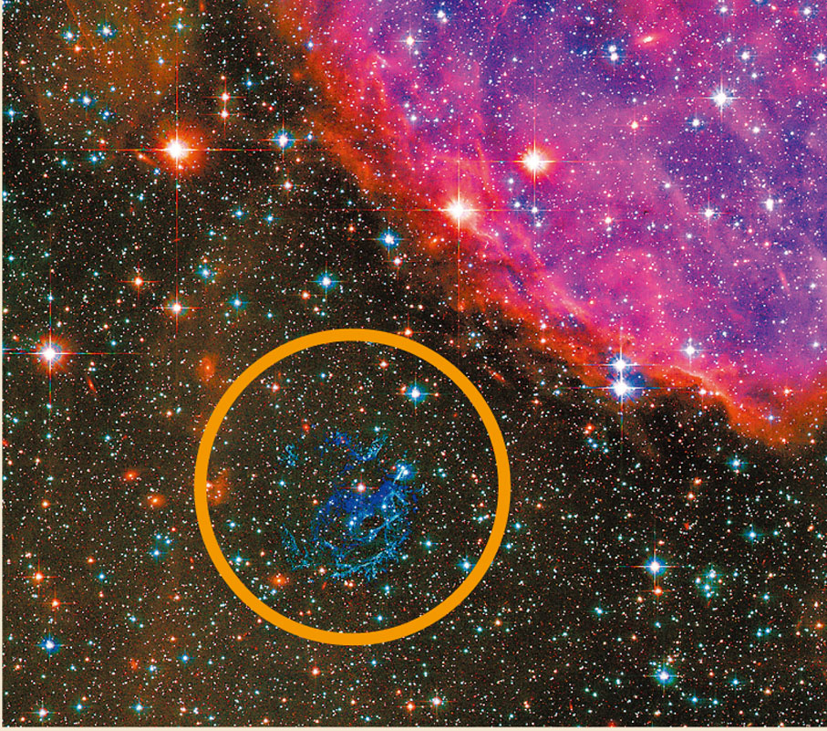 ◆ 藍綠色碎片殼（橙圈示）是超新星遺蹟E0102。 NASA圖片