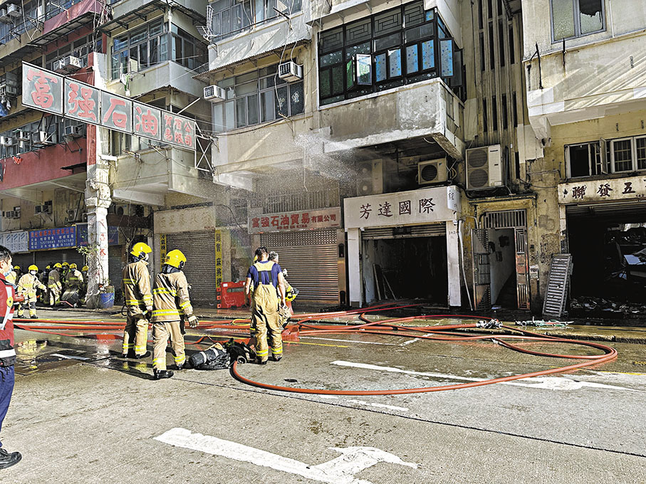 ◆深水埗醫局街一個連閣樓地舖,昨晨在工人清拆期間發生火警。
