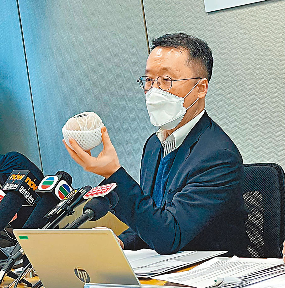 ◆ 陸嘉健以完全被包裹的蘋果舉例，指該情況沒有食物衞生風險，因此就不能提供免費膠袋。香港文匯報記者張弦  攝