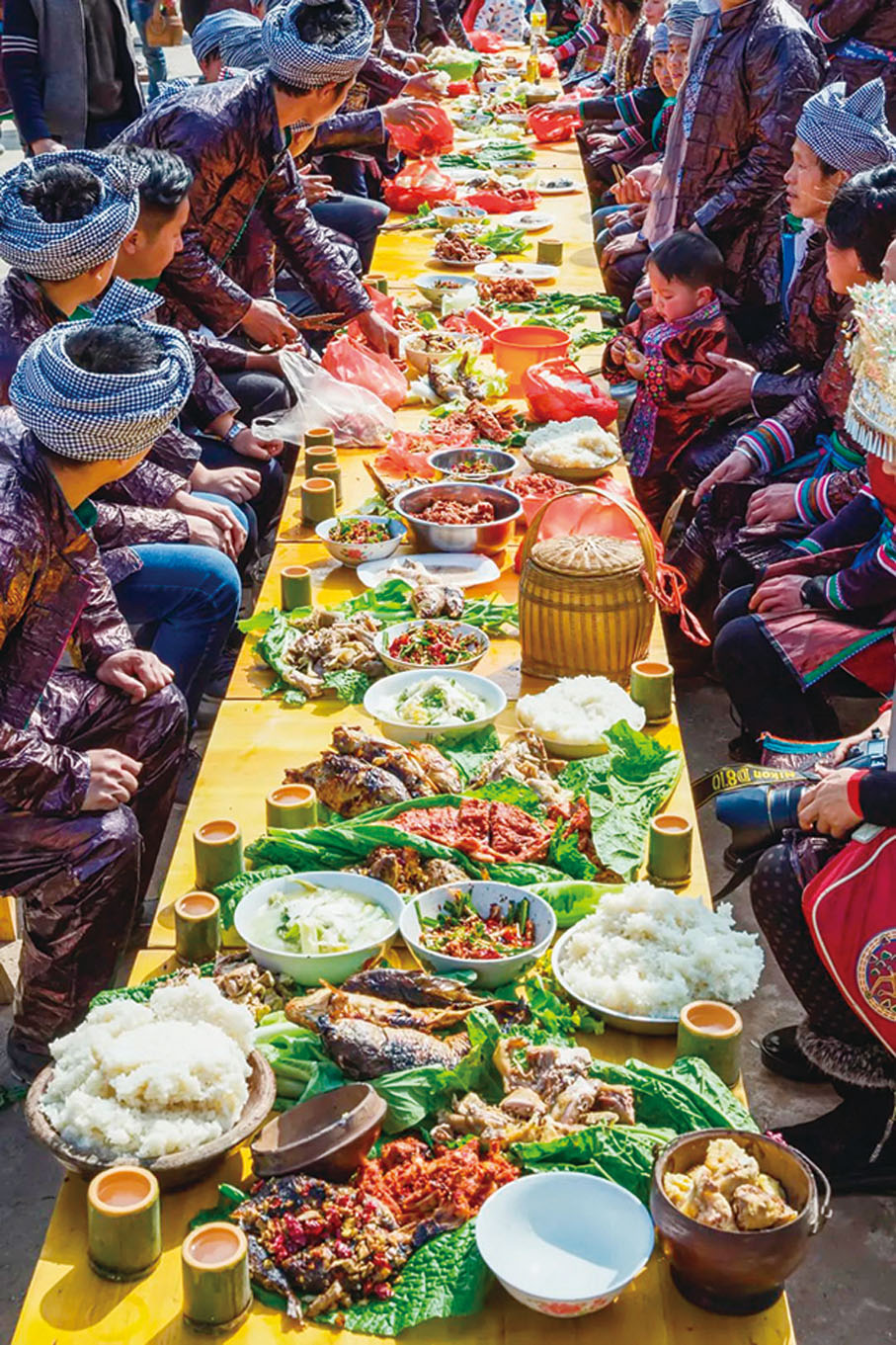 ◆ 黔东南州黎平县苗族过新年长桌宴。 摄影：尹刚