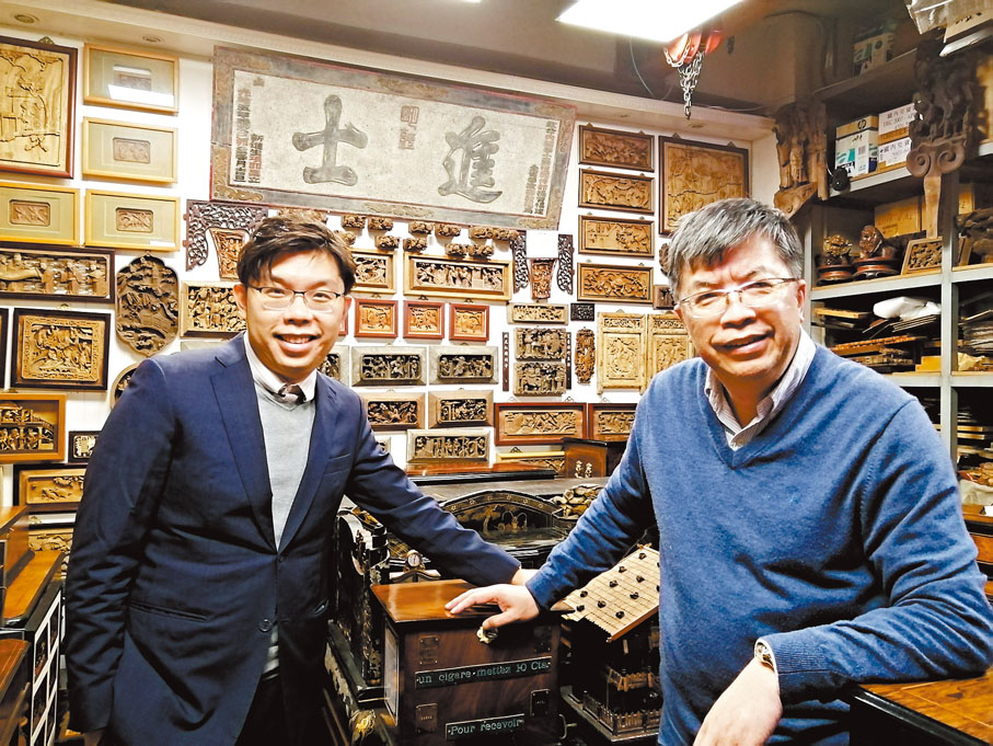 ◆沈慧林與父親沈墨寧在收藏室中合影