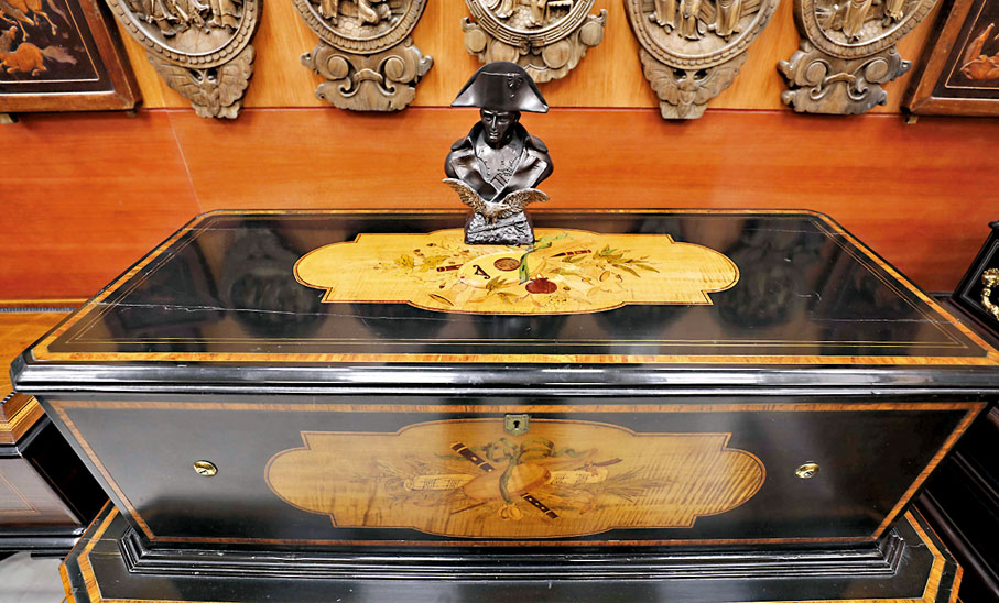 ◆沈墨寧收藏拿破崙家族定製的圓筒音樂盒，每個圓筒就代表一首演奏樂。