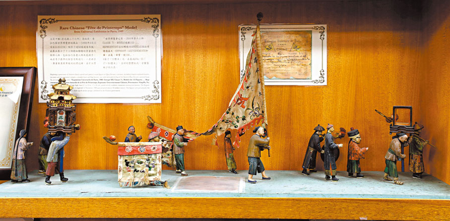 ◆沈墨寧收藏的木雕用巡遊的形式來展現清朝各行各業的中國人形象。