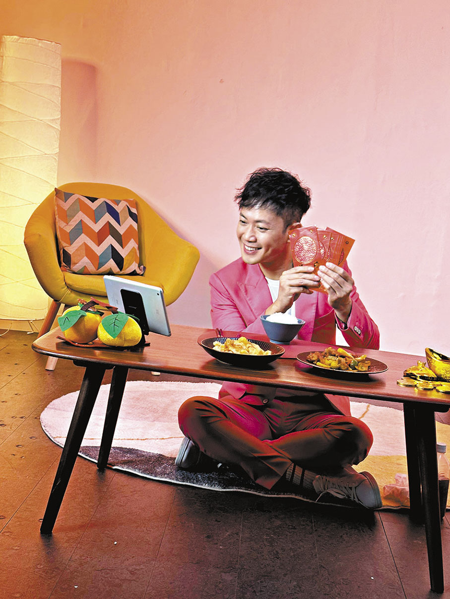 ◆一身桃紅色帥氣裝扮的敖嘉年，朝氣十足。