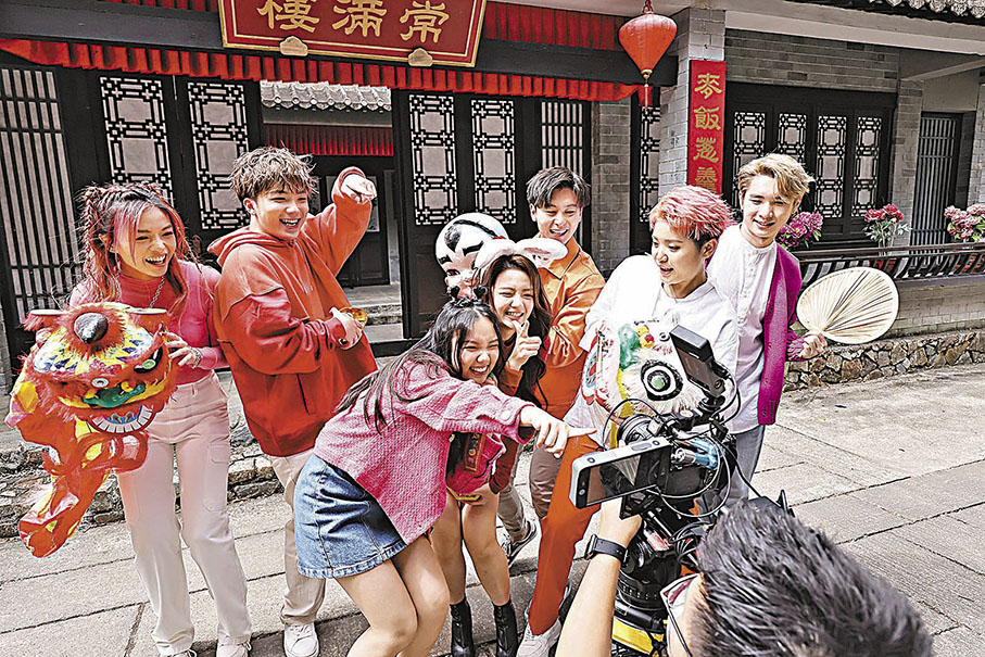 ◆大家都是年輕人，很快便熟絡起來。