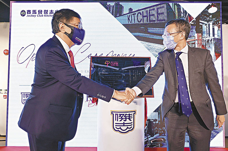 ◆伍健（左）與馮康醫生握手。  傑志圖片