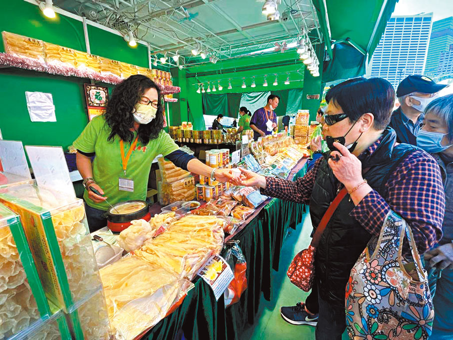 ◆慶輝堂海味店試吃。 香港文匯報記郭倩 攝