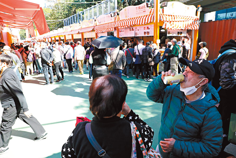 ◆工展會「獲准」試吃，帶旺人流。香港文匯報記者萬霜靈 攝