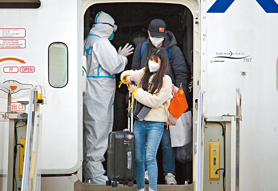 ◆3月9日，由烏克蘭撤離的中國公民乘坐臨時航班抵達蘭州中川國際機場。 資料圖片