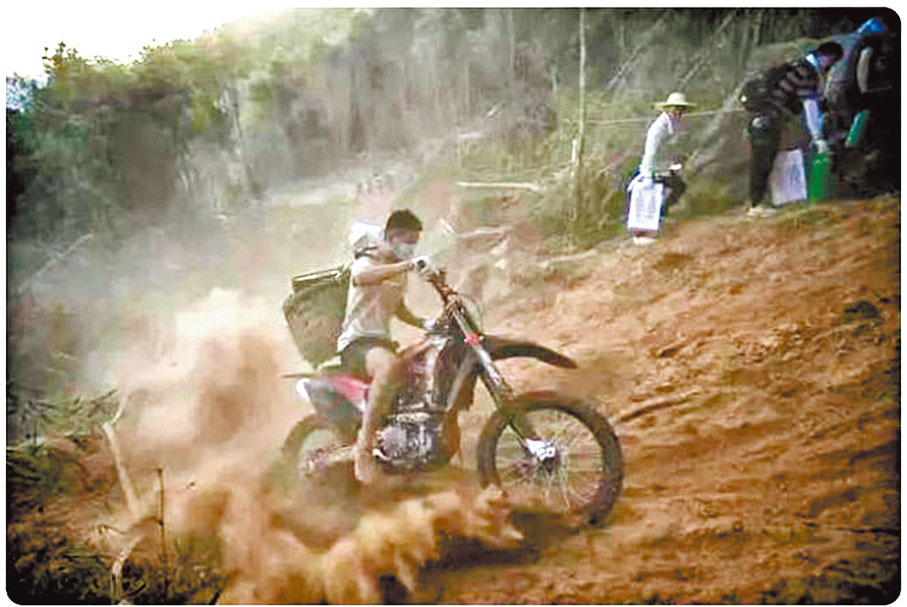 ◆重慶摩托騎士創下救火奇跡。 網上圖片