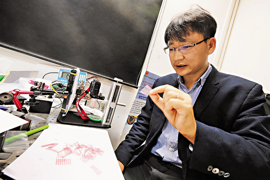 ◆ 王鑽開展示透過3D打印製作的仿南洋杉葉鋸齒結構。香港文匯報記者涂穴  攝