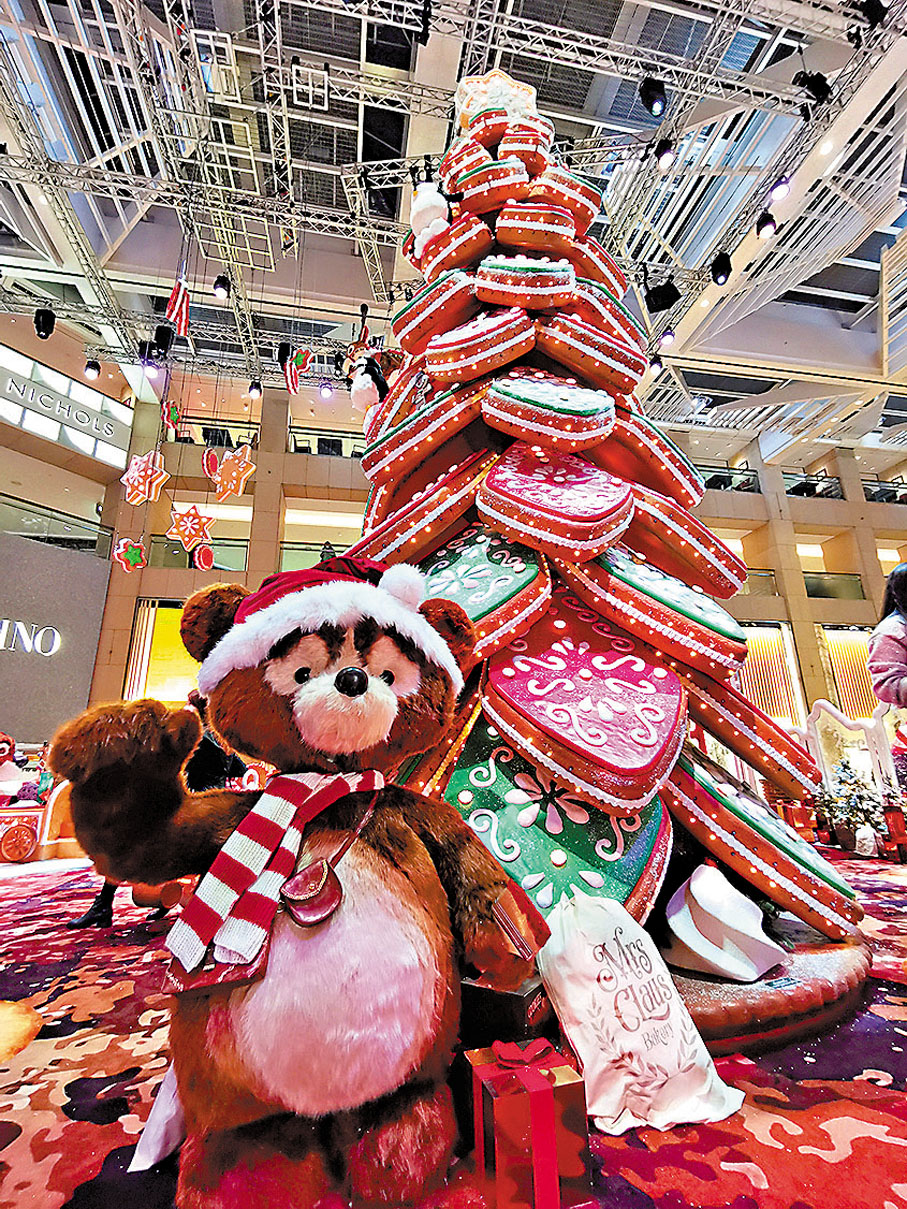 港島【置地廣塲巨型曲奇聖誕樹】今個佳節，置地廣塲化身成Mrs Claus Bakery，一眾奇妙角色包括聖誕精靈家族、薑餅人Gingy、企鵝Flippy、北極熊Fluffy和馴鹿Dasher攜手協助Mrs Claus炮製與別不同的聖誕曲奇餅。當中，一棵「巨型曲奇聖誕樹」便屹立在薑餅之家的入口，樹高5.5米，由Fluffy看守，聖誕樹上滿布曲奇，而且還會按不同分層亮燈和轉動。